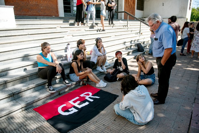 Julián Mazzoni (d), este miércoles, durante la ocupación del Liceo 1 de las Piedras. · Foto: Gianni Schiaffarino