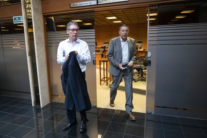 Martín Vallcorba y Gabriel Oddone, el 10 de marzo, luego de la reunión en la sala Paulina Luisi del edificio anexo del Palacio Legislativo. · Foto: Alessandro Maradei