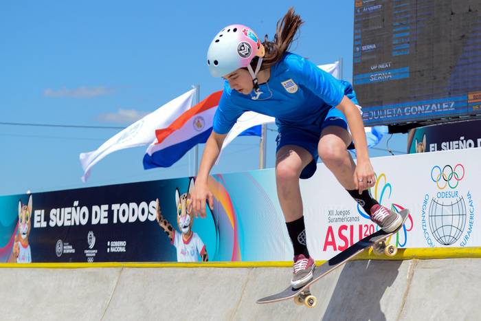 La uruguaya Julieta González, el sábado, en la semifinal de la prueba street femenina de skateboarding en los Juegos Suramericanos 2022, en el Skate Park en Asunción,Paraguay. · Foto: Martín Crespo, EFE