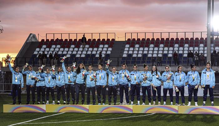La selección de fútbol femenino de Uruguay durante la premiación, Asunción, Paraguay (11.10.2022). · Foto: Sandro Pereyra, Agencia Gamba