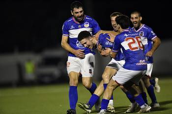 Lucas Velázquez(C), de Lavalleja, tras convertir el primer gol de su equipo ante Salto, el 30 de marzo, en el estadio Juan Antonio Lavalleja, en Minas. · Foto: Fernando Morán, Agencia Gamba
