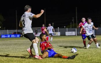 Gabriel Gómez, de Colonia Interior, y Matías Ferrari, de San José Capital, el 8 de enero, en el Complejo 5 de Octubre, en Rosario. · Foto: Ignacio Dotti
