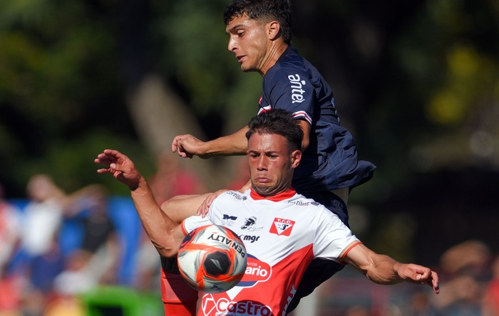 Franco Mederos, de Tacuarembó, y Fernando Souza, de Atenas, el 4 de mayo, en el parque Palermo. · Foto: Gianni Schiaffarino