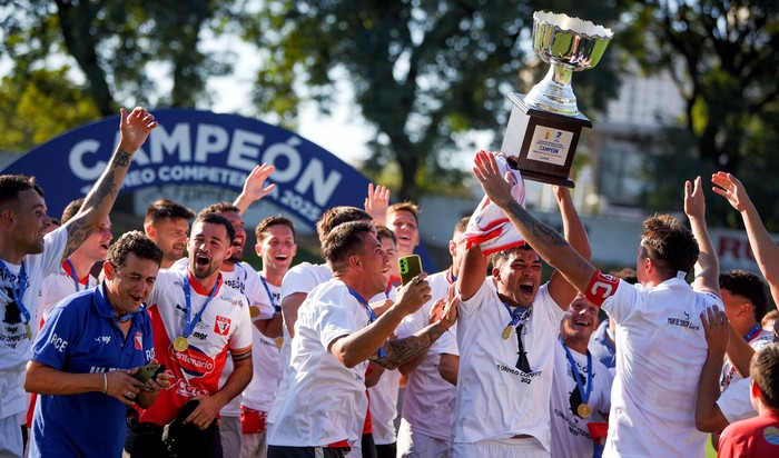 El plantel de Tacuarembó luego de obtener el Torneo Competencia 2025 contra Atenas, el 4 de mayo, en el Parque Palermo. · Foto: Gianni Schiaffarino