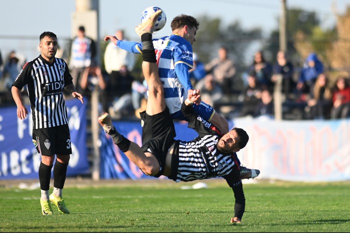 Christian Alba, de Río Negro de San José, y Facundo Suárez, de Libertad de San Carlos, el sábado,
en el estadio Casto Martínez Laguarda, en San José. · Foto: Alessandro Maradei