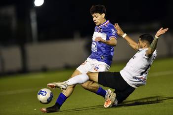 Osvaldo Vázquez, de Lavalleja, y Maximiliano Alcántara, de San José, durante la final de ida de la 21ª Copa Nacional de Selecciones, el 6 de abril, en el estadio municipal Juan Antonio Lavalleja, en Minas. · Foto: Fernando Morán, Agencia Gamba