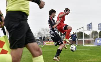 Lautaro Pérez, de Río Negro, y Junior Rodríguez, de Universitario, durante el partido de ida de la final de la 21ª Copa Nacional de Clubes, el 27 de julio, en el estadio Casto Martínez Laguarda, en San José. · Foto: Fernando Morán, Agencia Gamba