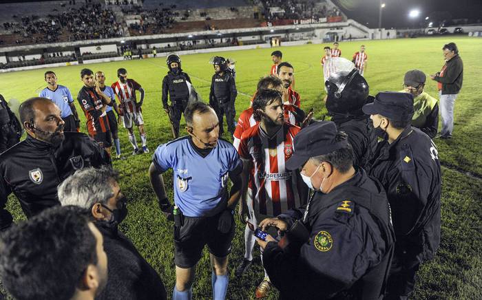 Néstor Pereyra, árbitro central del partido entre Lavalleja y Juanicó, el domingo 7 de noviembre, en el estadio Juan A. Lavalleja, en Minas. · Foto: Fernando Morán