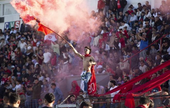 Hinchas de Universitario de Salto (archivo). · Foto: Vicente Massarino