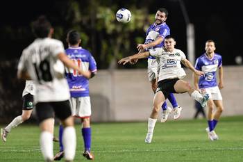Joaquín Almeida, de Lavalleja y Franco Gutiérrez, de San José, el 12 de abril de 2025 en el Estadio Casto Martínez Laguarda, en San José. · Foto: Fernando Morán, Agencia Gamba