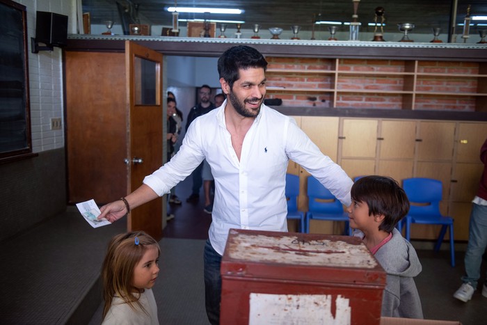 Votación de Andrés Ojeda en un circuito de votación del colegio La Mennais. · Foto: Gianni Schiaffarino Votación de Andrés Ojeda en un circuito de votación del colegio La Mennais. · Foto: Gianni Schiaffarino