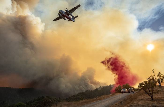 Combate a un incendio en California (archivo, agosto de 2020). · Foto: Josh Edelson, AFP
