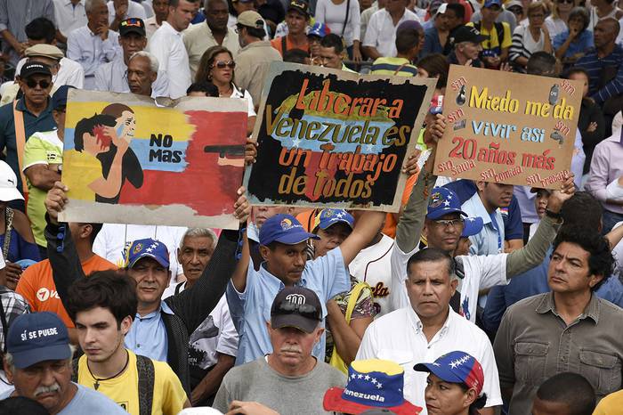Partidarios de Juan Guaidó durante un acto en la plaza Alfredo Sadel, Caracas, el 23 de julio.
 · Foto: Yuri Cortez, AFP