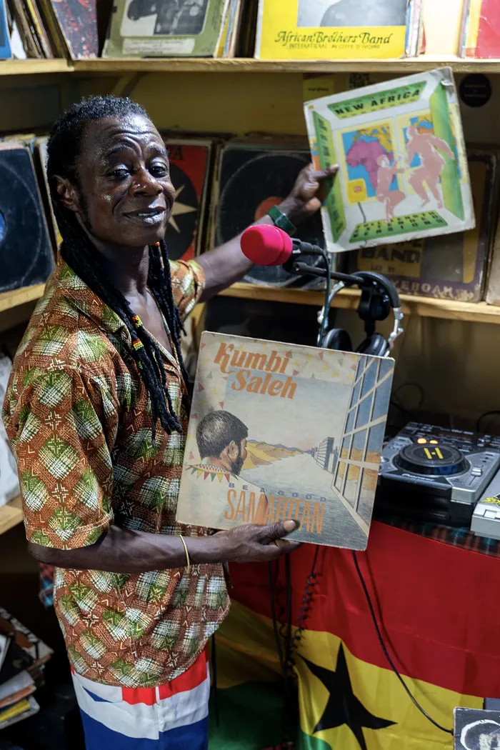 Comenzó hace cuatro años con 74 discos, ahora tiene más de 11.000, principalmente de hi-life ghanés, pero también de ritmos de otras partes de África y el mundo. · Foto: Franca Levin