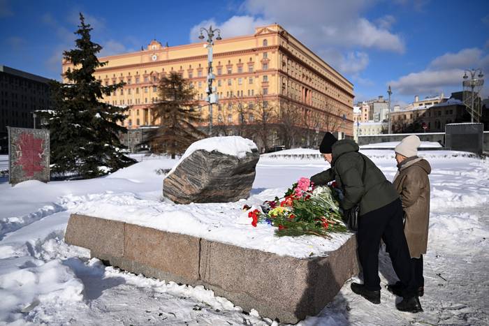 Ofrendas florales para el difunto líder de la oposición rusa Alexei Navalny en la Piedra Solovetsky, monumento a la represión política, este martes, en Moscú. · Foto: Natalia Kolesnikova, AFP