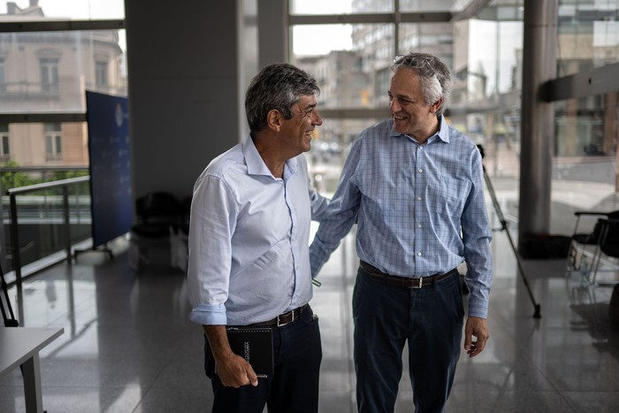 Jorge Polgar y Rodrigo Arim asisten a una reunión de transición de la OPP, el 28 de enero, en la Torre Ejecutiva. · Foto: Mara Quintero