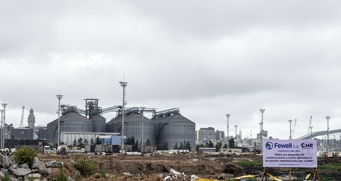 Silos en el puerto de Montevideo (archivo, noviembre de 2022). · Foto: Ernesto Ryan