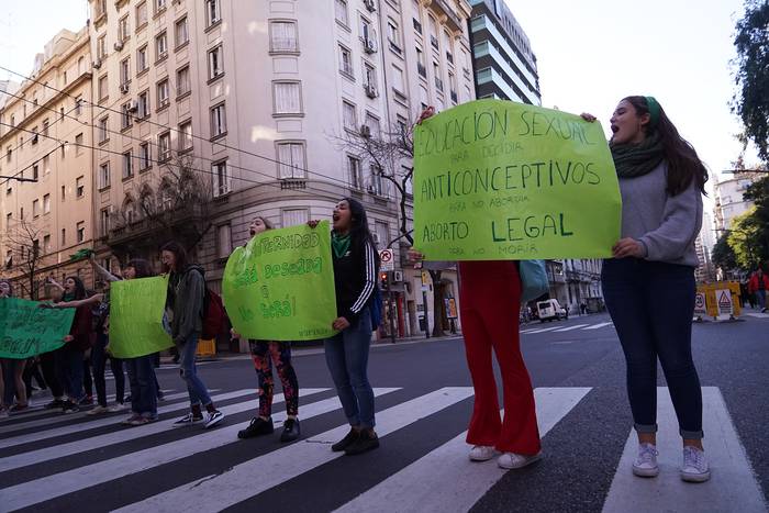Estudiantes del colegio Carlos Pellegrini en las calles de Buenos Aires. · Foto: Mariana Greif