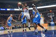 Zach Graham, de Aguada, y Dejuan Blair, de Malvín, en el Antel Arena.