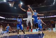 Demián Álvarez, de Aguada, y Sebastián Vázquez, de Malvín, en el Antel Arena.