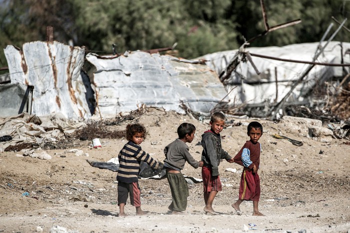 Niños palestinos, el 30 de octubre, en Khan Yunis, en el sur de la Franja de Gaza. · Foto: Eyad Baba / AFP