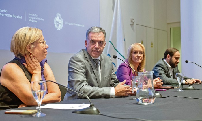 Mónica Xavier, Yamandú Orsi, Carolina Cosse y Gonzalo Civila durante el acto oficial del gobierno por el 8M, el 10 de marzo, en la Torre Ejecutiva. · Foto: Alessandro Maradei