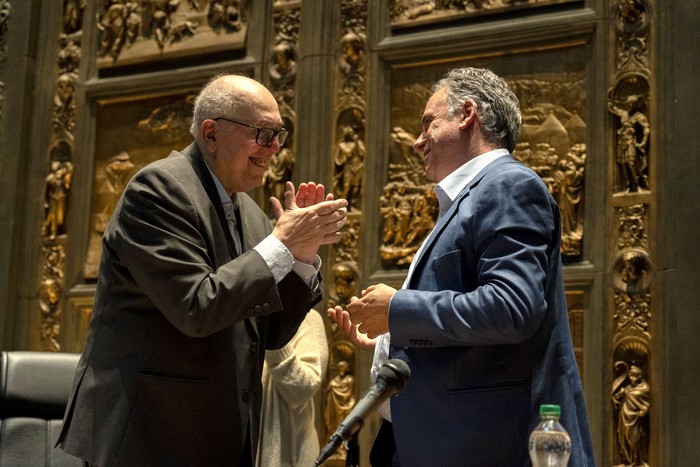 Marcos Carámbula y Yamandú Orsi, el 6 de octubre, en la sala Azul de la Intendencia de Montevideo. · Foto: Laura Sosa