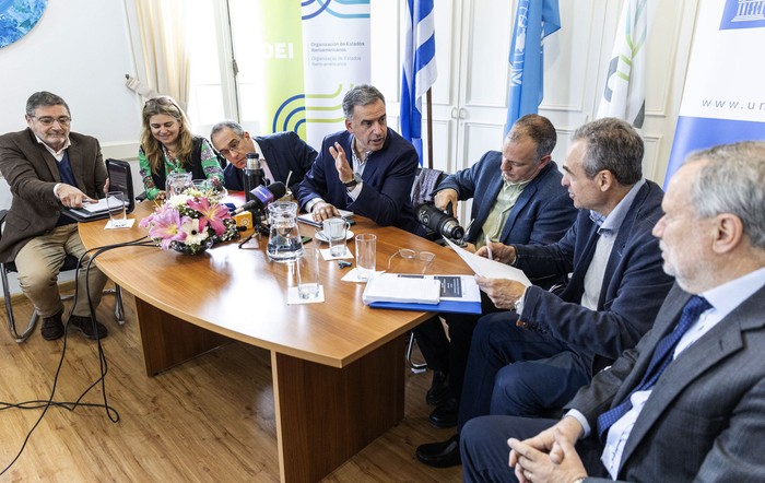 Yamandú Orsi, en la ronda de conversaciones de la Unesco con los candidatos a las elecciones presidenciales, el 11 de setiembre, en la sede del Mercosur. · Foto: Camilo dos Santos