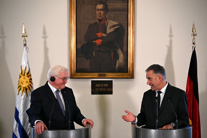 Frank-Walter Steinmeier, presidente de Alemania, y Yamandú Orsi, ayer, en el Palacio Estévez. · Foto: Eitan Abramovich, AFP