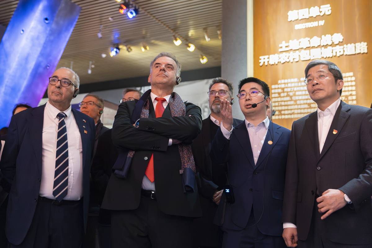 中国での公式任務が始まった。初日、オルシは共産党歴史博物館を訪問した。毎日の