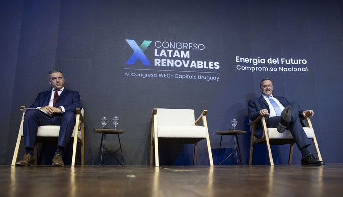 Yamandú Orsi y Álvaro Delgado durante un evento sobre la visión de los candidatos presidenciales sobre el sector energético del país, el 31 de julio, en el LATU. · Foto: Rodrigo Viera Amaral