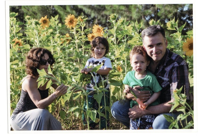 Yamandú Orsi junto a su familia, s/d de fecha. · Foto: S/D autor