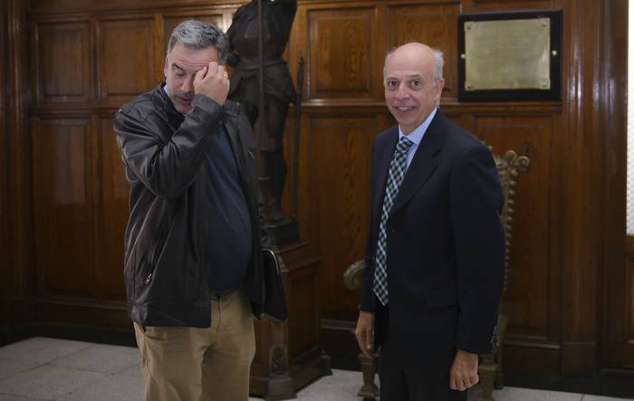 Yamandú Orsi y Javier García, este jueves, en el Ministerio de Defensa. · Foto: Mara Quintero