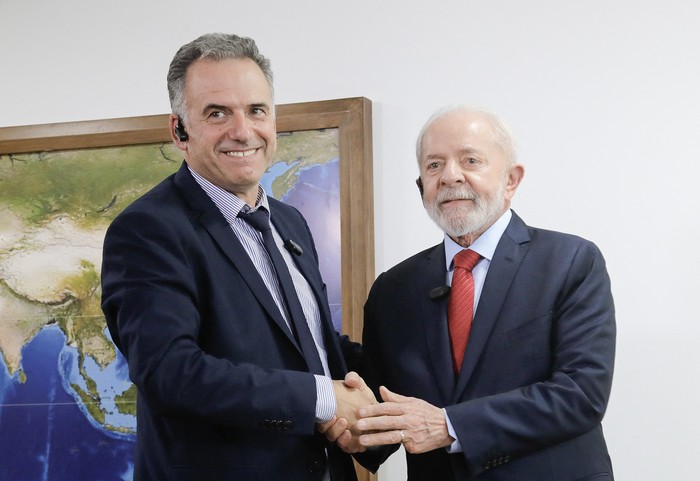 Yamandú Orsi y Luiz Inácio Lula da Silva durante un encuentro en el Palacio de Planalto, Brasilia. · Foto: Sergio Lima, AFP