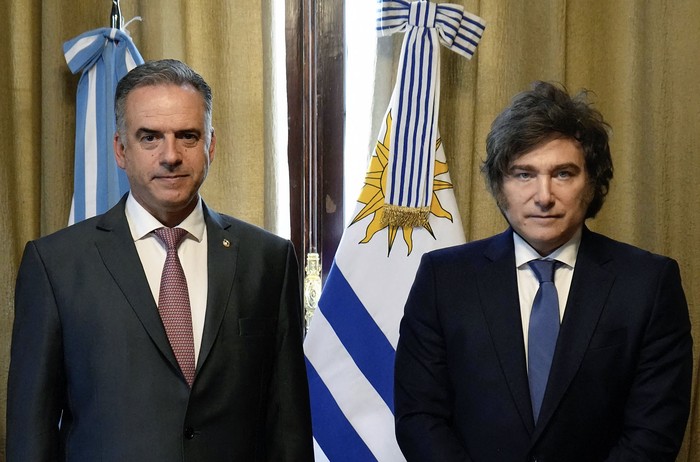 Yamandú Orsi y Javier Milei, durante su primera reunión bilateral, el 3 de julio en Buenos Aires. · Foto: Presidencia argentina, AFP.