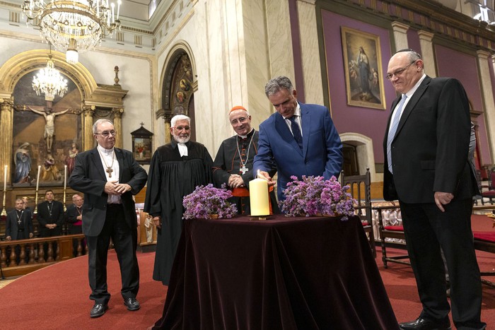 Yamandú Orsi en la ceremonia interreligiosa, el 17 de marzo, en la Catedral de Montevideo. · Foto: Rodrigo Viera Amaral