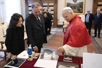 Laura Alonsopérez, Yamandú Orsi y el papa León XIV, el 17 de octubre, en el Vaticano. · Foto: S/d de autor, Vatican Media, AFP