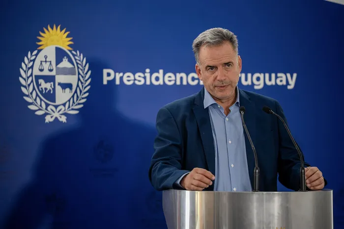 Yamandú Orsi, durante una conferencia de prensa luego de su retorno al país. · Foto: Pablo La Rosa, Presidencia