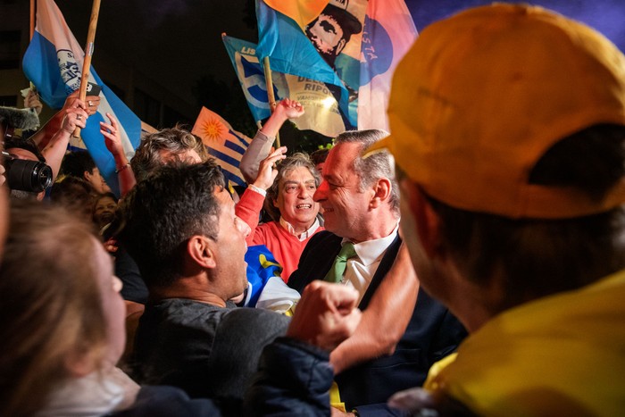 Álvaro Delgado junto a militantes luego del debate. · Foto: Martín Varela Umpiérrez