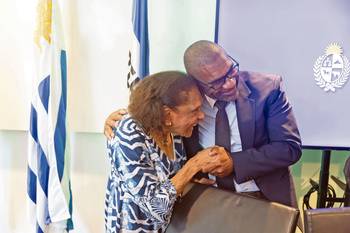 Edgardo Ortuño junto a su madre, el 6 de marzo, en el acto de asunción del Ministerio de Ambiente. · Foto: Ernesto Ryan