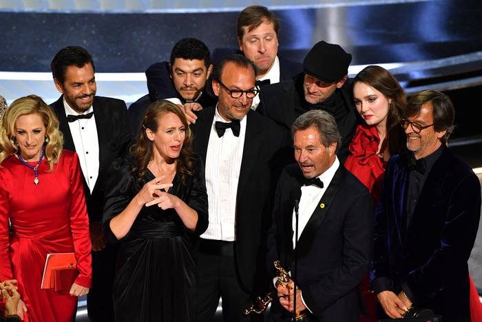 El elenco y el equipo de _Coda_ reciben el premio a la Mejor Película, el domingo, durante la entrega de los Oscar en el Dolby Theatre de Hollywood. · Foto: Robyn Beck, AFP