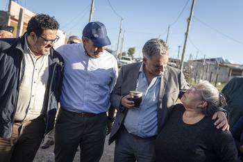 Alejandro Sánchez, Pablo Ferreri y Yamandú Orsi, el 31 de octubre en el barrio San Miguel. · Foto: Camilo dos Santos, Presidencia