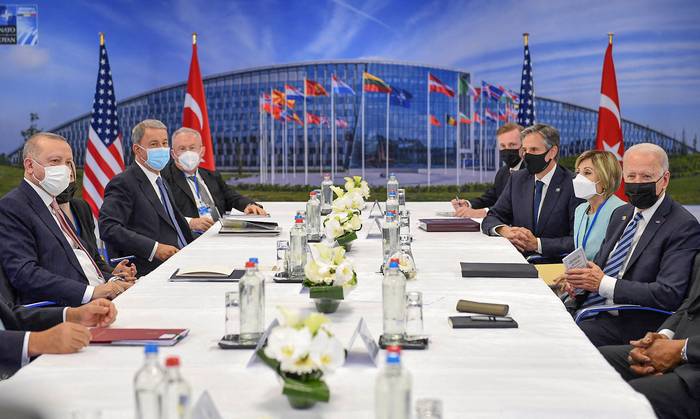 El presidente de Turquía, Recep Tayyip Erdogan (i) y el presidente de Estados Unidos, Joe Biden (d), asisten a una reunión bilateral al margen de la cumbre de la OTAN, este lunes, en la sede de la Organización del Tratado del Atlántico Norte, en Bruselas.
 · Foto: Brendan Smialowski, AFP
