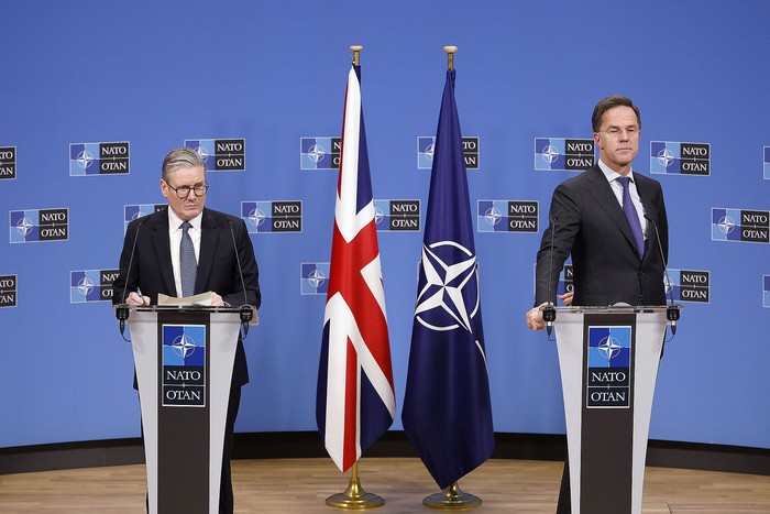 Keir Starmer, primer ministro británico, y Mark Rutte, secretario general de la OTAN, el 3 de febrero, en una conferencia de prensa en la sede de la OTAN en Bruselas. · Foto: Omar Havana, pool, AFP