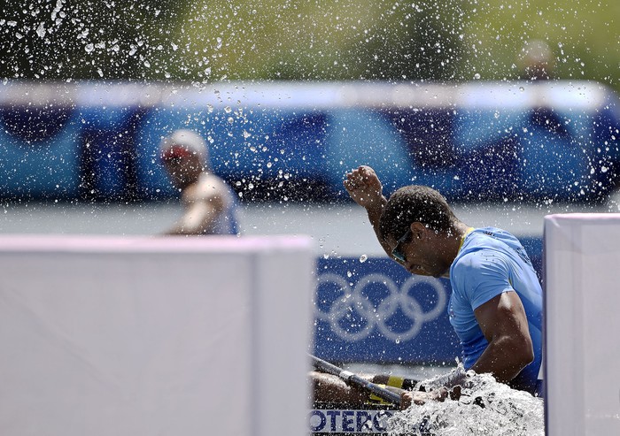 Matías Otero, finalizando los 1.000 m de kayak, el 7 de agosto, en París. · Foto: Olivier Morin, AFP