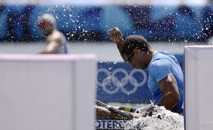 Matías Otero al final de la competencia de canoa sprint, el 7 de agosto, en el Estadio Náutico de Vaires-sur-Marne. · Foto: Olivier Morin, AFP