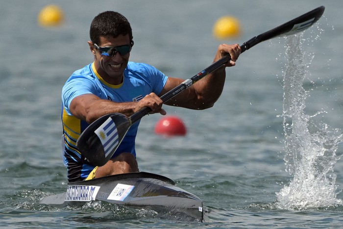 Matías Otero en los cuartos de final de la prueba de kayak individual masculino de 1.000 m en la competencia de canoa sprint, el 7 de agosto, en el estadio Náutico de Vaires-sur-Marne. · Foto: Bertrand Guay, AFP