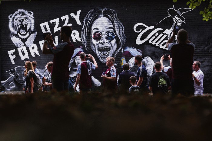 Mural en honor a Ozzy Osbourne, a un mes de su fallecimiento, en Birmingham, Inglaterra. · Foto: Adrian Dennis, AFP