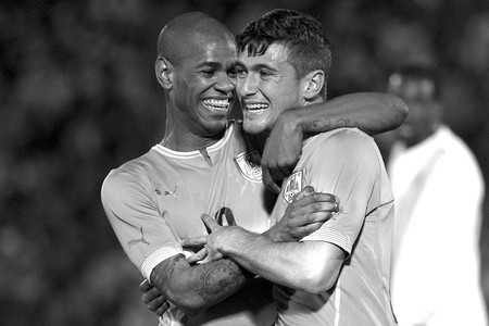 Diego Rolan y Giorgian de Arrascaeta, el sábado, en el estadio Centenario. Foto: Santiago Mazzarovich Diego Rolan y Giorgian de Arrascaeta, el sábado, en el estadio Centenario. Foto: Santiago Mazzarovich
