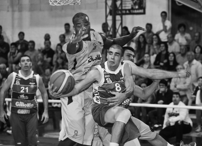 Yoan Luis Haiti, de Tabaré, y Luca Magnone, de Aguada, anoche en la cancha de Tabaré. Foto: Federico Gutiérrez